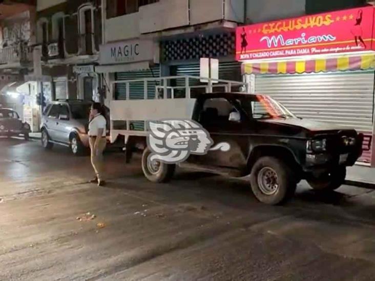 Autobús y camioneta chocan en el centro de la ciudad de Tlapacoyan