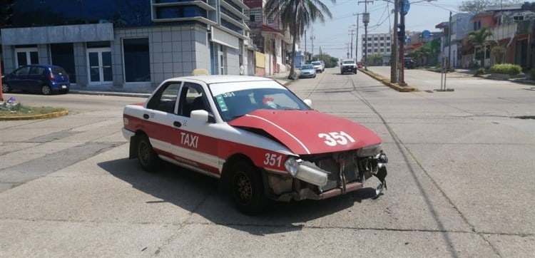 Vuelca camioneta en el centro de Coatzacoalcos