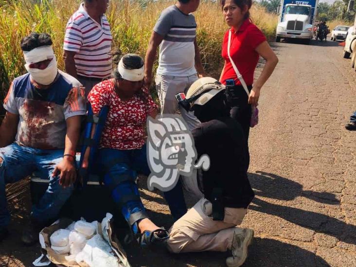 Se accidenta pareja de repartidores en la Acayucan-Soteapan
