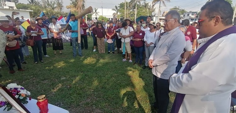 Escenifican Vía Crucis migrante en Coatzacoalcos