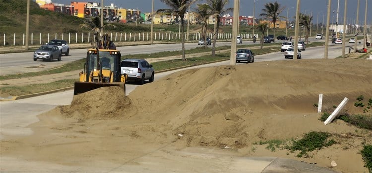 Retiran dunas del Malecón de Coatzacoalcos