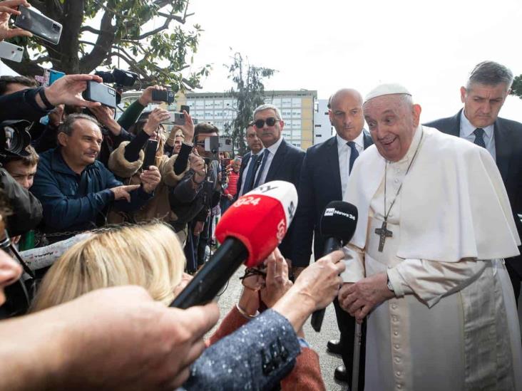 Estoy todavía vivo; el Papa Francisco sale del hospital tras tres días internado