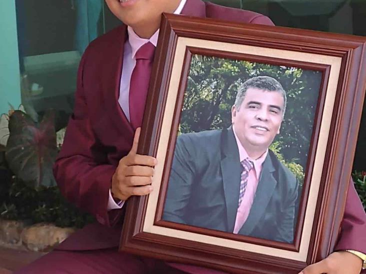 Se gradúa de ingeniero petrolero con foto de su papá, fallecido en explosión de Tuzandepetl