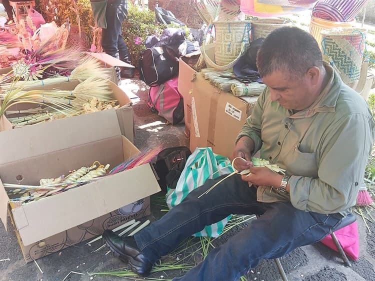 Tejedores de palma tejen esperando repunte de ventas este domingo de Ramos