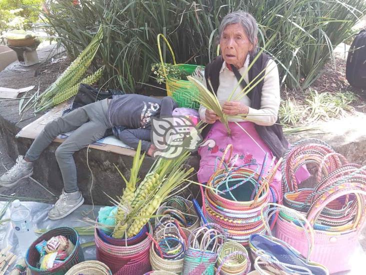 Tejedores de palma tejen esperando repunte de ventas este domingo de Ramos