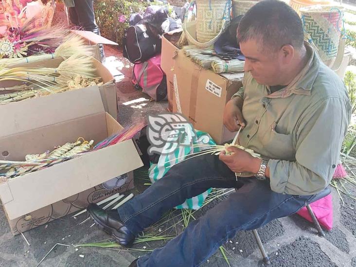 Tejedores de palma tejen esperando repunte de ventas este domingo de Ramos