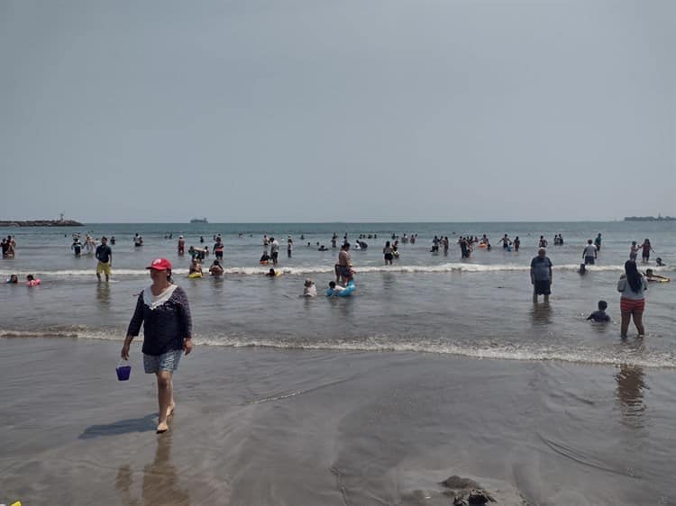 Turistas abarrotan playa Villa del Mar en Veracruz (+Video)