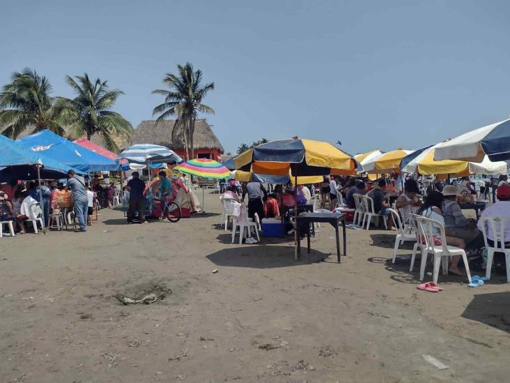 Turistas abarrotan playa Villa del Mar en Veracruz (+Video)