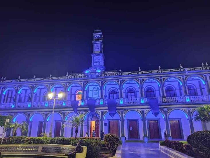 Ayuntamiento de Alvarado se ilumina de azul