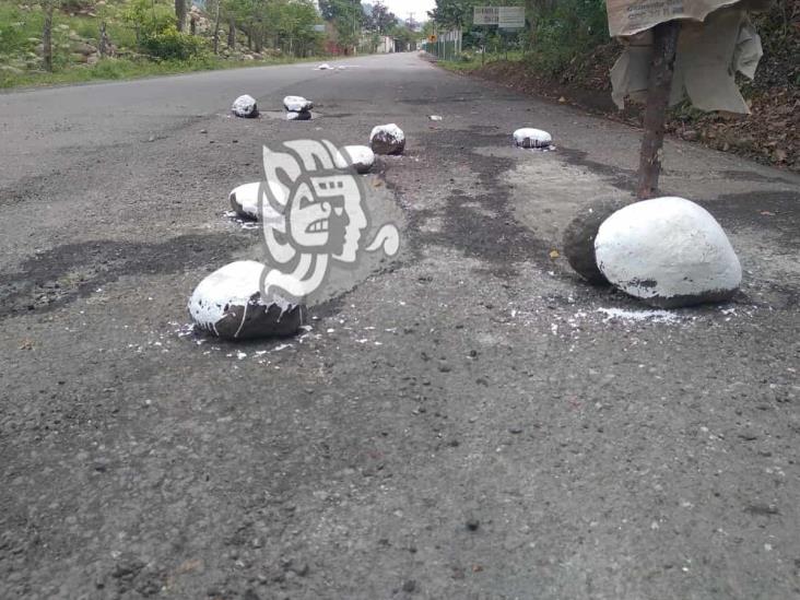 Padres de familia de kínder tapan baches de la carretera Misantla-El Diamante