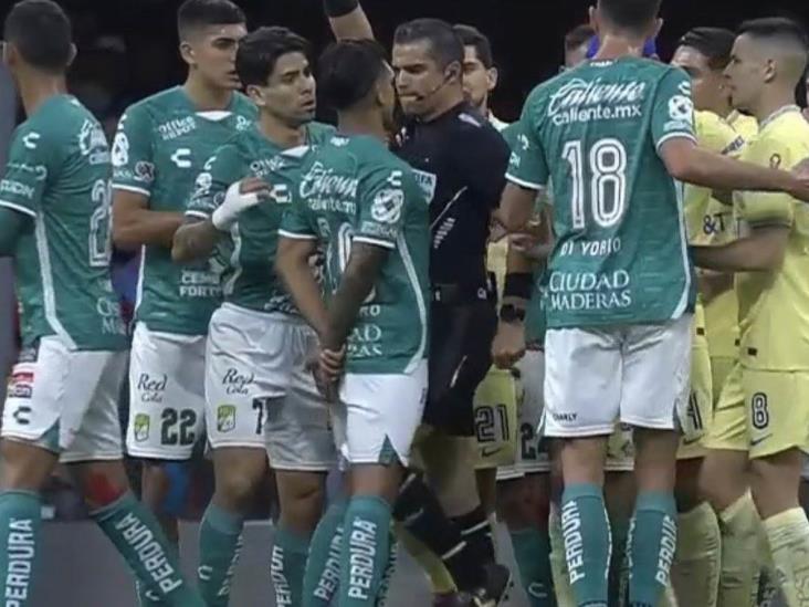 Comisión de Árbitros investigará rodillazo de árbitro a jugador en el América vs León