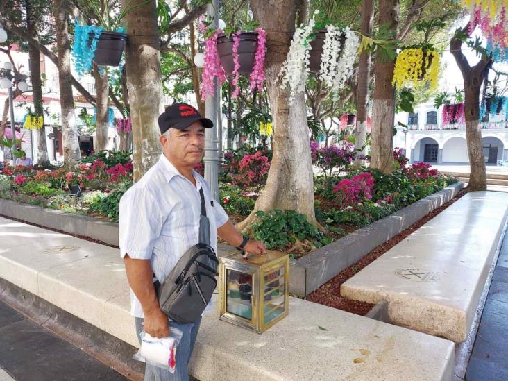 Jesús Vergara vende gelatinas en el Centro Histórico de Veracruz desde 1981