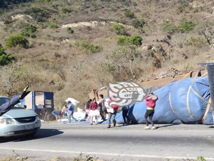 Vuelca tráiler en las Cumbres de Acultzingo; rapiñeros roban toda la carga