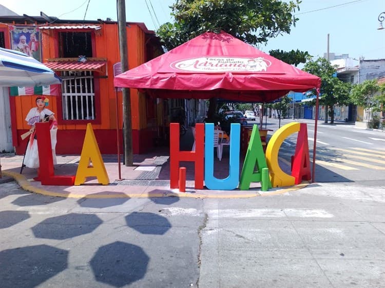 Turistas acuden a visitar el Barrio de La Huaca en Veracruz