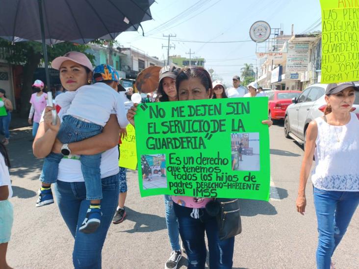 Marcha pacífica contra el cierre de Guardería Papalote en Cardel