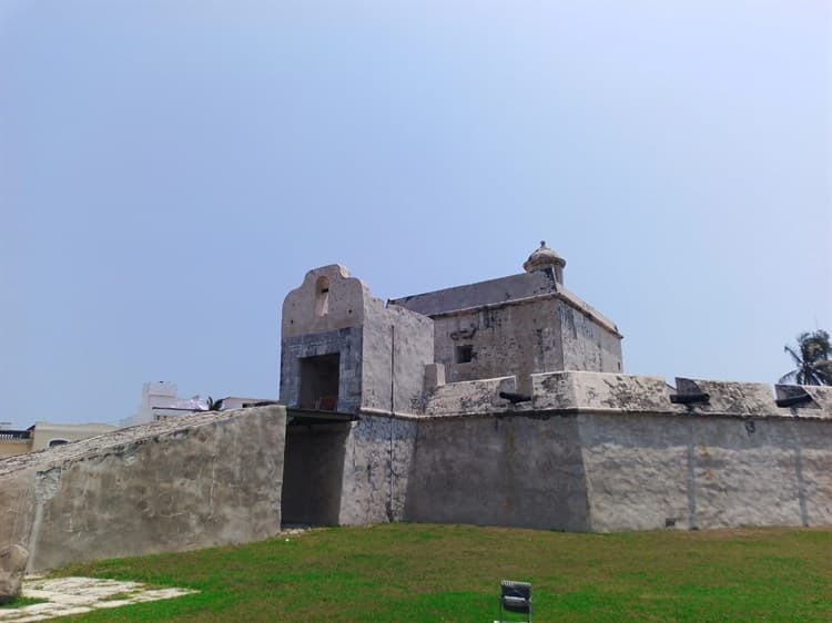 Baluarte de Santiago defrauda a turistas en Veracruz; lleva 6 años cerrado