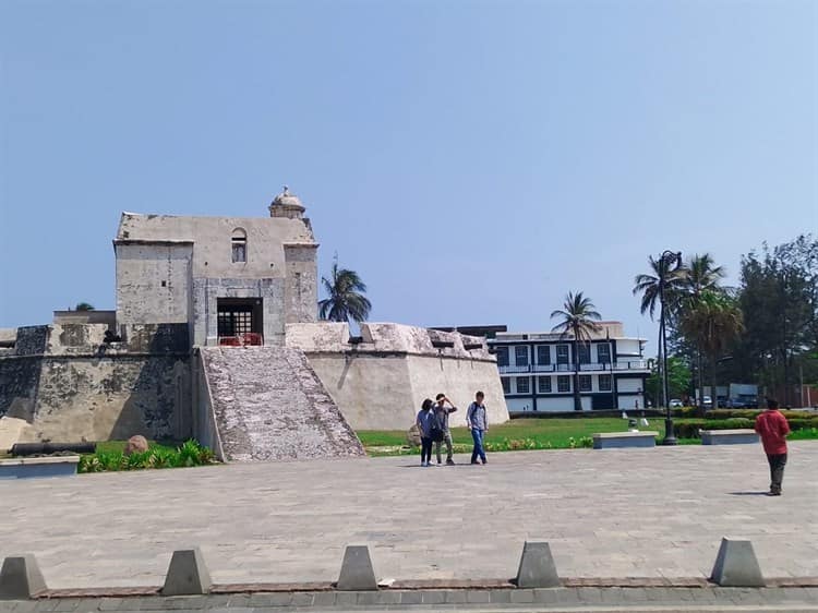 Baluarte de Santiago defrauda a turistas en Veracruz; lleva 6 años cerrado