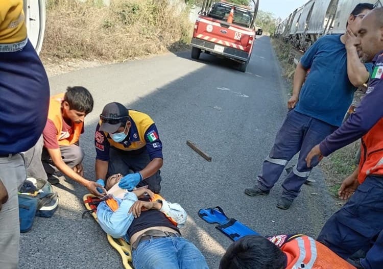 Motociclistas heridos al derrapar en Tierra Blanca