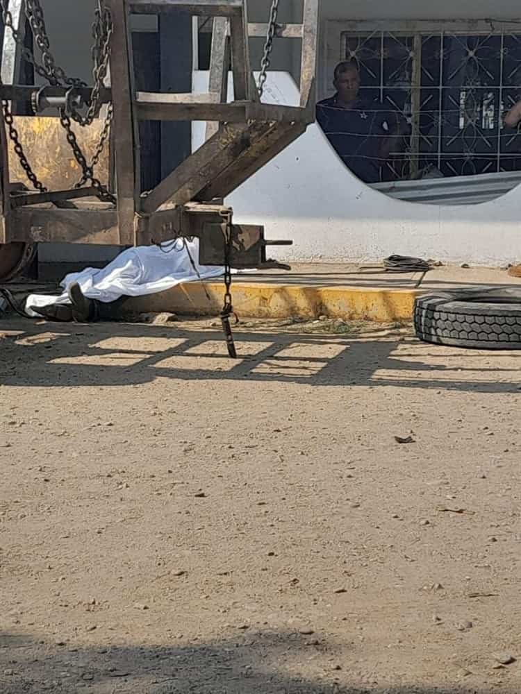 Soldador pierde la vida al explotarle neumático en Cosamaloapan