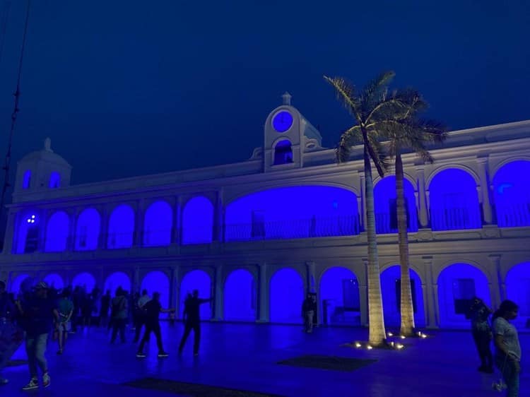 Iluminan de azul el Palacio Municipal de Boca del Río