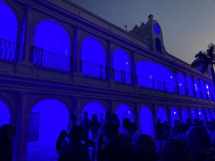 Iluminan de azul el Palacio Municipal de Boca del Río