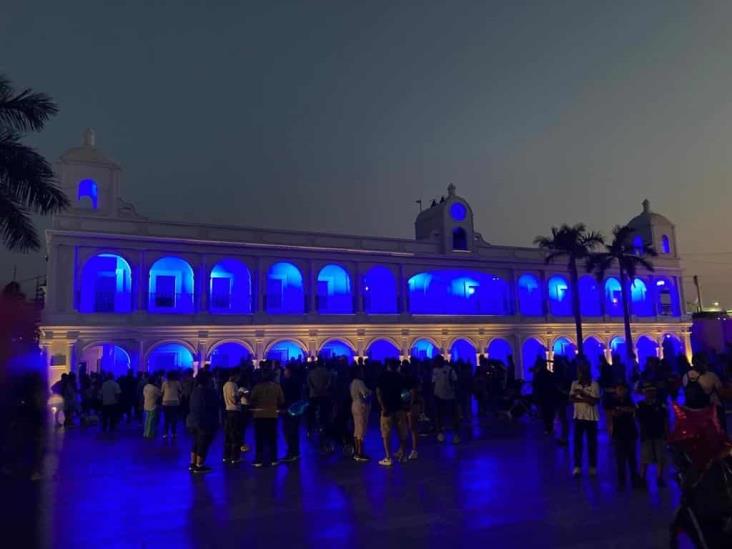 Iluminan de azul el Palacio Municipal de Boca del Río