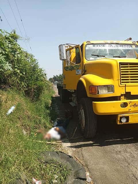 Muere camionero al sufrir un infarto mientras trabajaba a pie de carretera