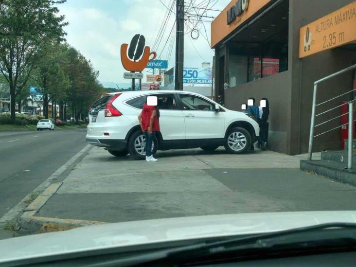 Se adueña cafetería de banqueta en Xalapa; ayuntamiento, indiferente