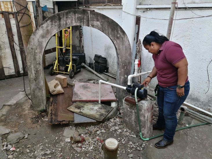 Continúan trabajos de limpieza en pozo del mercado Coatzacoalcos