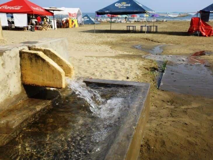 Se roban las llaves de regadera pública en la playa de Coatzacoalcos