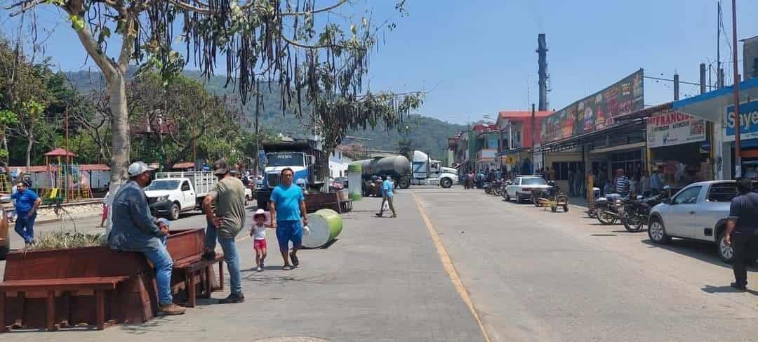 Habitantes se manifiestan en Tezonapa; acusan abusos de Fuerza Civil y Policía Estatal
