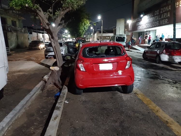 Incendian auto frente al IMSS de Coatzacoalcos; vehículo era de un empleado (+Video)