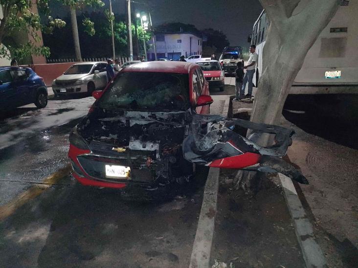 Incendian auto frente al IMSS de Coatzacoalcos; vehículo era de un empleado (+Video)