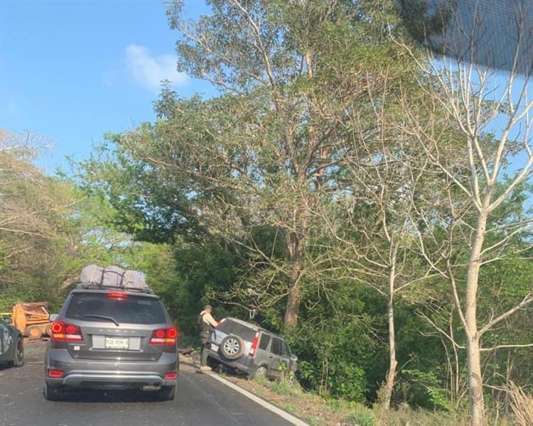 Vuelca tráiler y hondureño resulta herido en Actopan