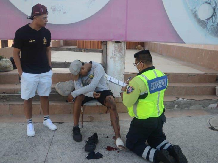 Derrapa joven en su moto en calles del fraccionamiento Costa de Oro