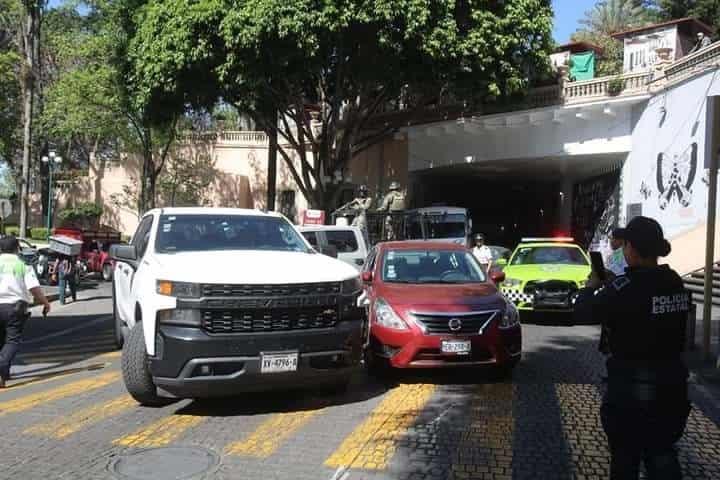 Camioneta ocasiona accidente detrás de palacio de gobierno, en Xalapa