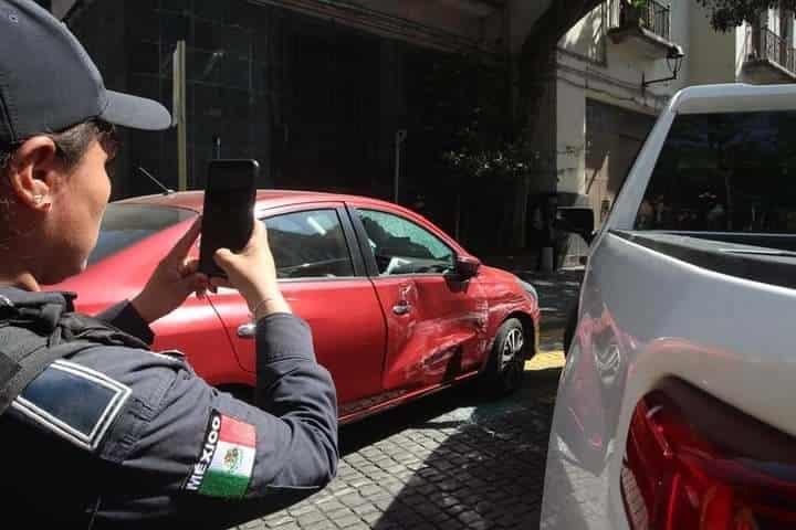 Camioneta ocasiona accidente detrás de palacio de gobierno, en Xalapa