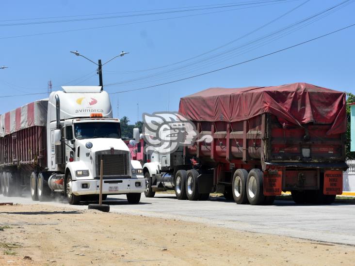 Traileros estrenan nueva carretera ancha en Coatzacoalcos