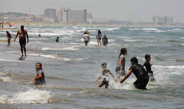 Familias se refrescan en playas de Coatzacoalcos; calor alcanzó los 39 grados