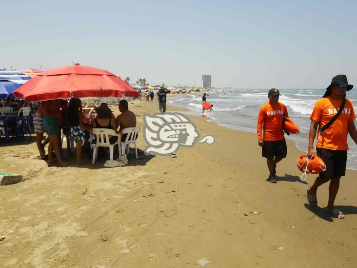 Familias se refrescan en playas de Coatzacoalcos; calor alcanzó los 39 grados