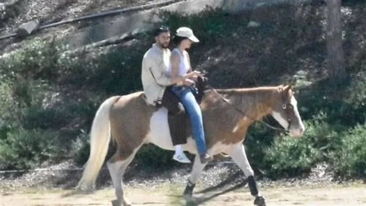 Captan a Bad Bunny y Kendall Jenner cabalgando en una cita