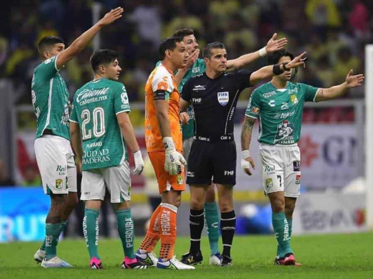 Suspenden 12 juegos a árbitro por rodillazo a jugador del León