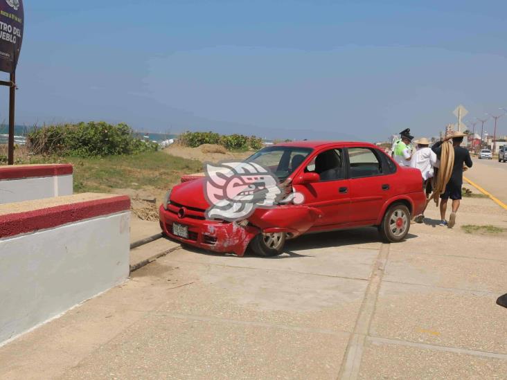 Le fallan los frenos a Chevy y choca contra el muro del Malecón (+Video)
