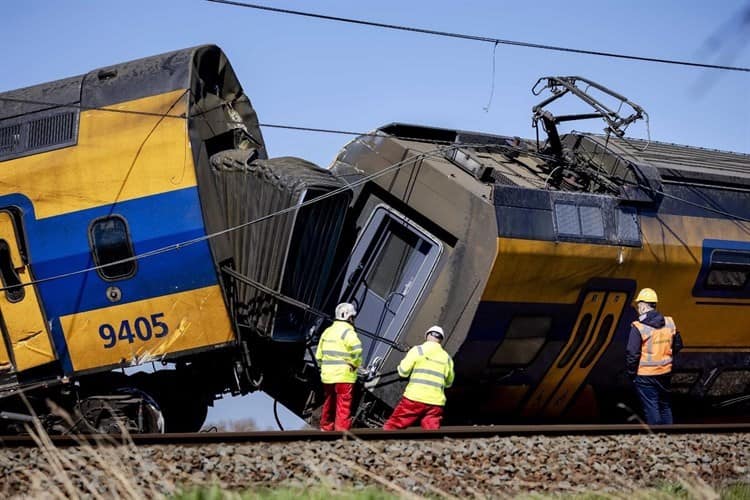 Tren impacta grúa en Países Bajos; un muerto y varios heridos