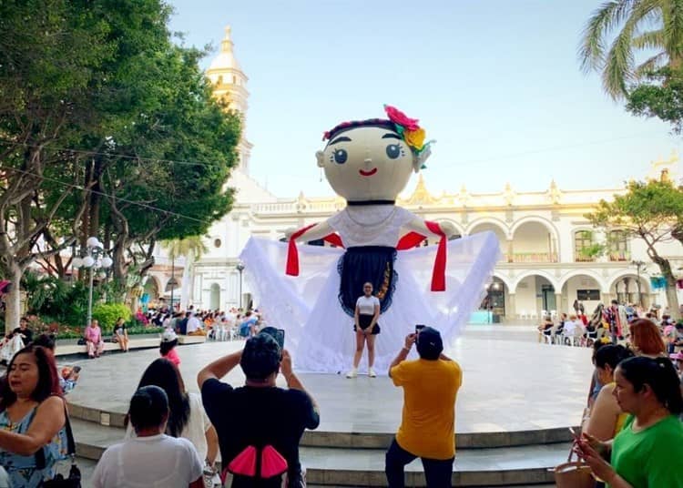 Enorme muñeca jarocha engalana el Zócalo de Veracruz