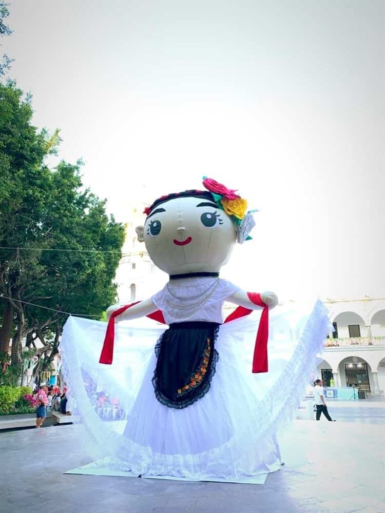 Enorme muñeca jarocha engalana el Zócalo de Veracruz