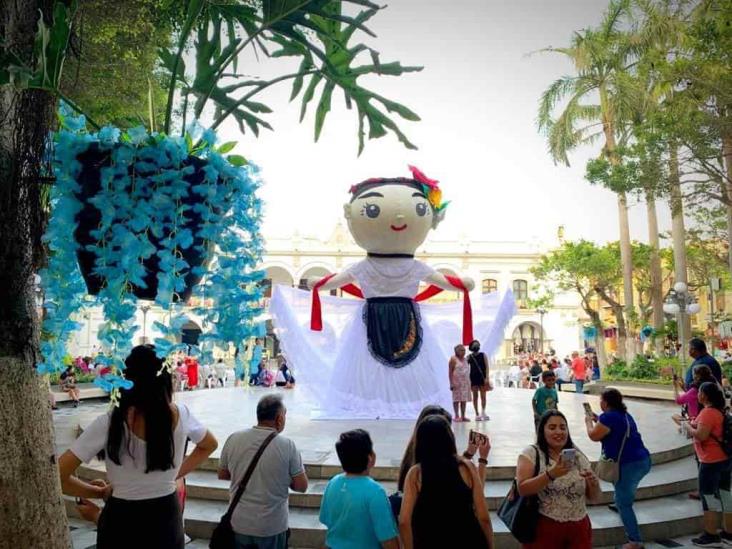 Enorme muñeca jarocha engalana el Zócalo de Veracruz