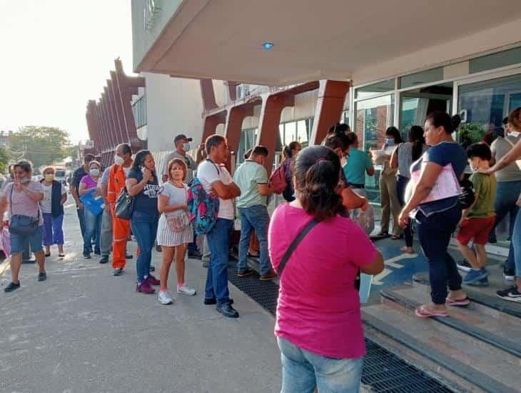En Semana Santa, largas filas en IMSS Coatzacoalcos