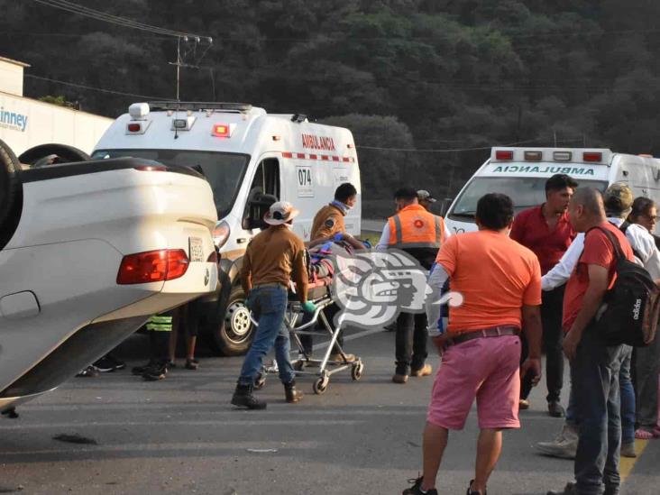 Dos lesionados deja volcadura en Río Blanco