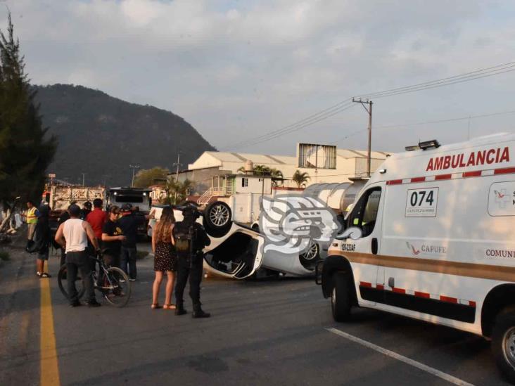 Dos lesionados deja volcadura en Río Blanco
